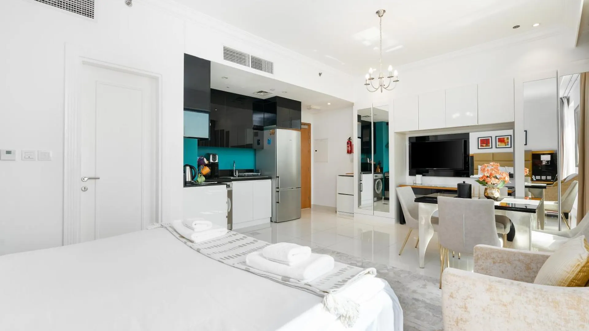 Vacay Lettings - Damac Capital Bay Tower Apartment Dubai