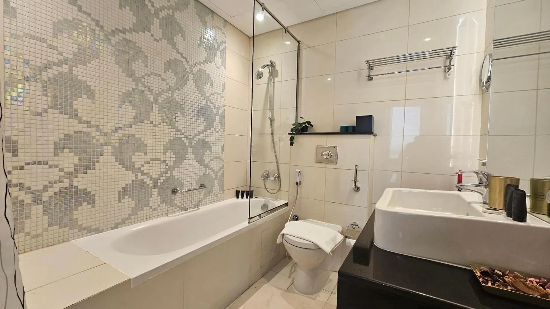 Vacay Lettings - Damac Capital Bay Tower Apartment Dubai United Arab Emirates